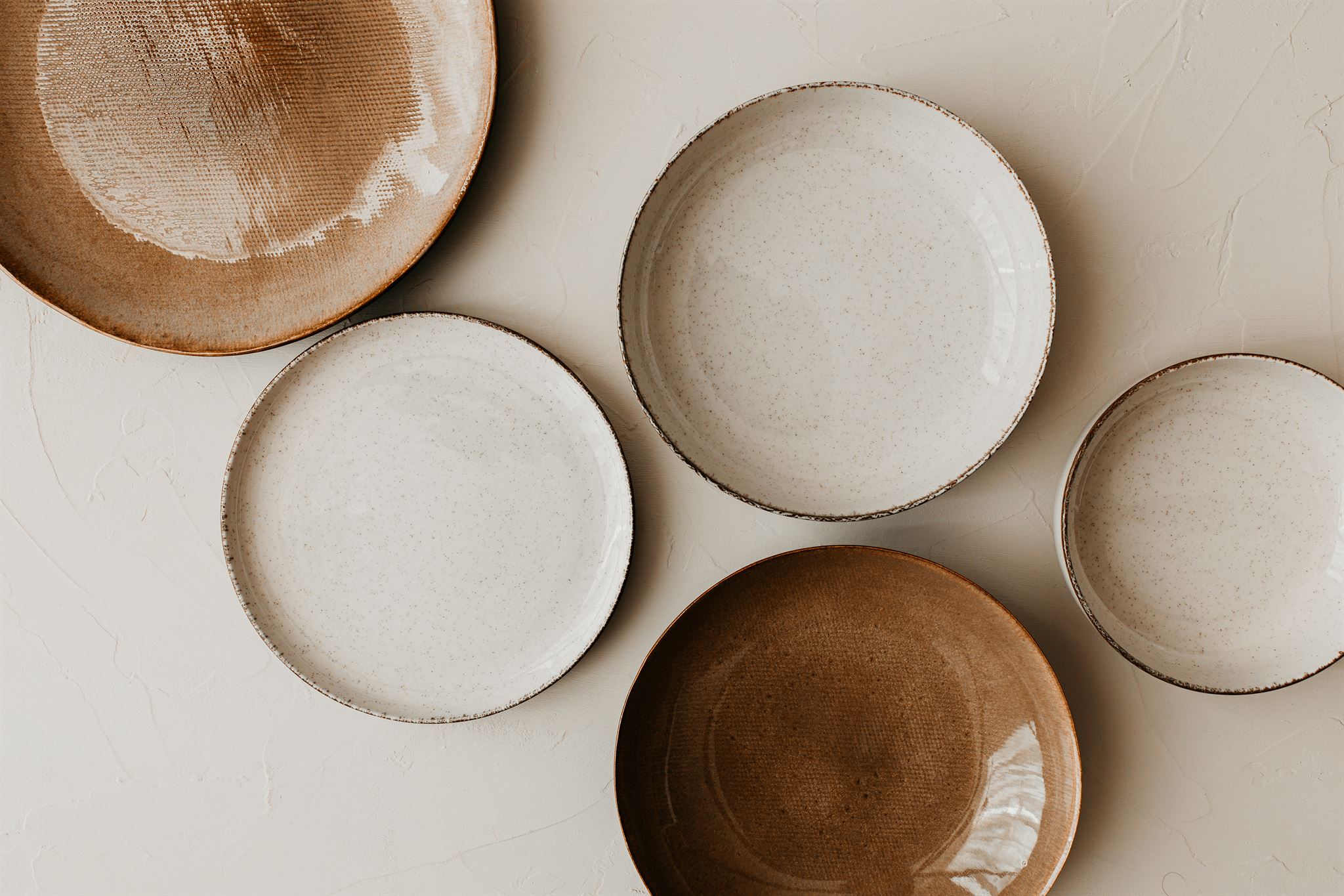 Ceramic-plates-in-multiple-sizes